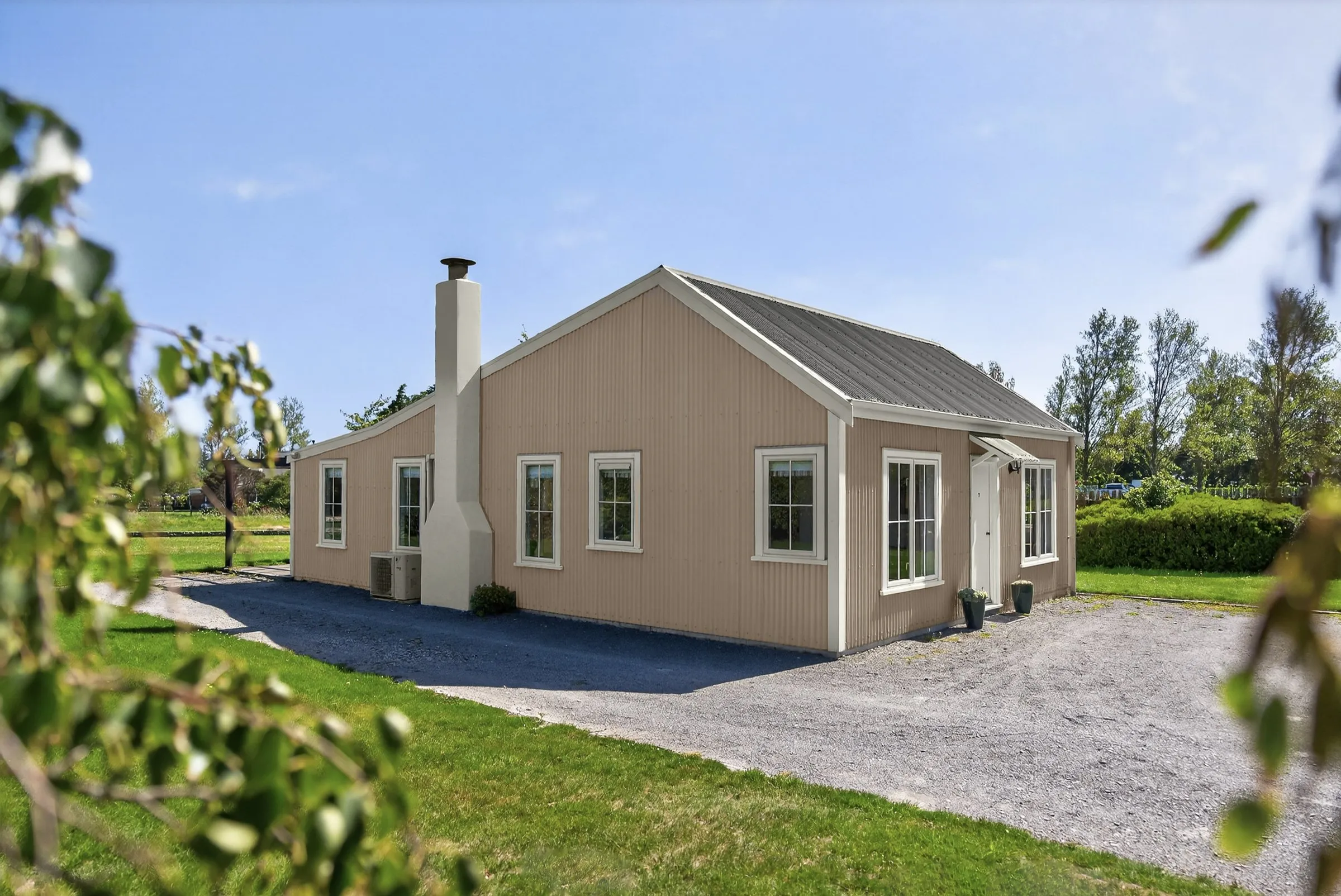 A cottage with its own gravel driveway